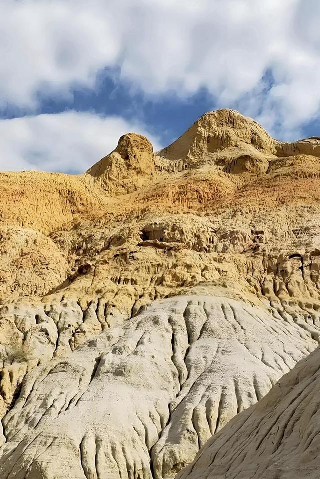 游新疆乌伦古湖海上魔鬼城