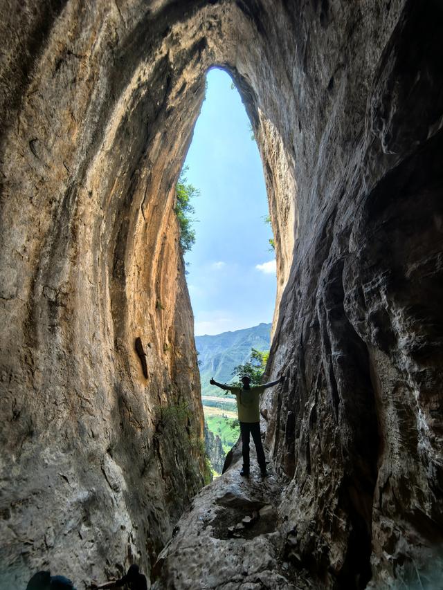 山西太行山中藏着一只天眼，当地人称老雕窝，驴友叫它天门洞
