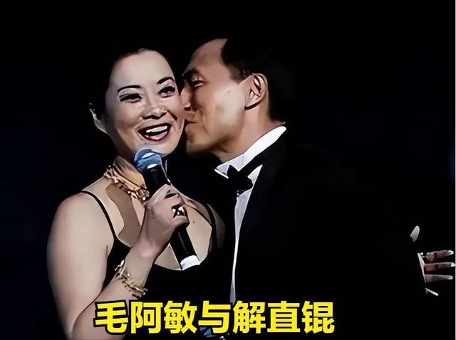 62岁毛阿敏与63岁董文华罕见同框！一个豪门守寡，一个风采依旧