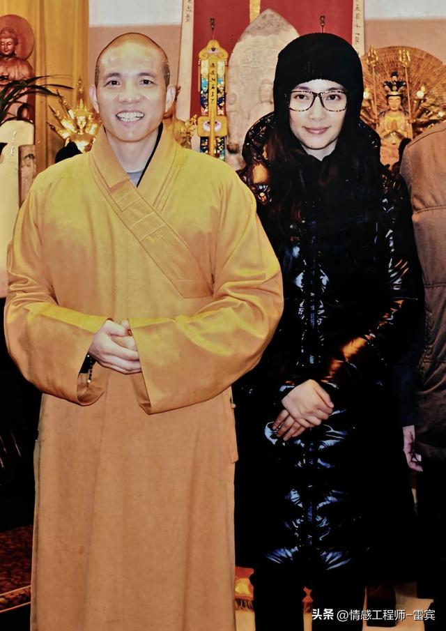 上任才1天，印乐法师和美女大量合影被扒，与释永信区别太明显！