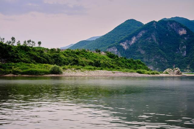 鸭绿江羊鱼石漂流景区，体验全国唯一界江漂流，两国风情尽收眼底