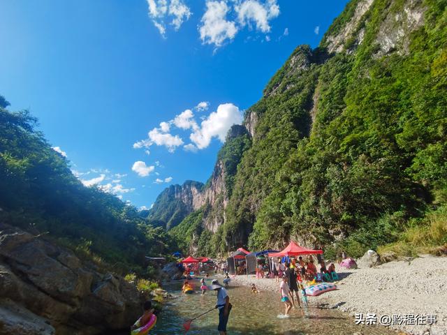 旧时古道，如今人迹罕至；峡谷中间，有一个美丽野瀑布