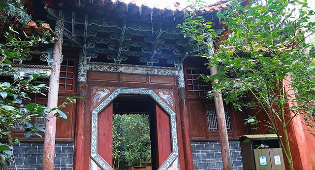 明代白龙寺，徐霞客到此一游，百年茶花，白龙盘锯而成潭