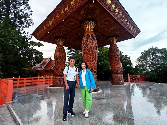 泰国旅游：日逛艺术村 夜游素贴寺（图）