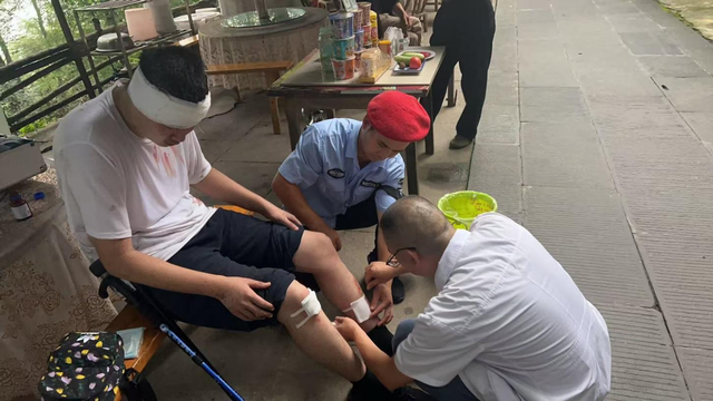 武当山景区高效救援摔伤游客
