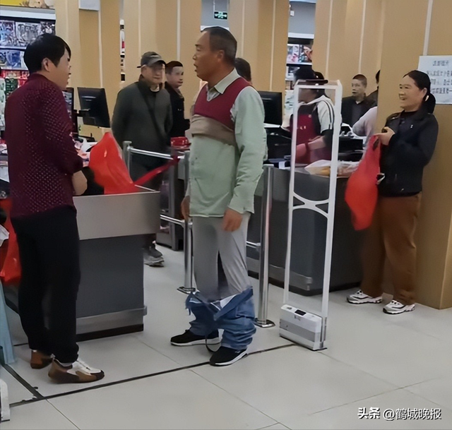 六旬老人超市脱衣证清白，只剩内衣裤时警报仍响，老板身份被扒后和解