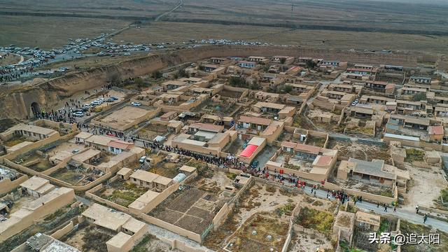 初冬，古城迎来西行客