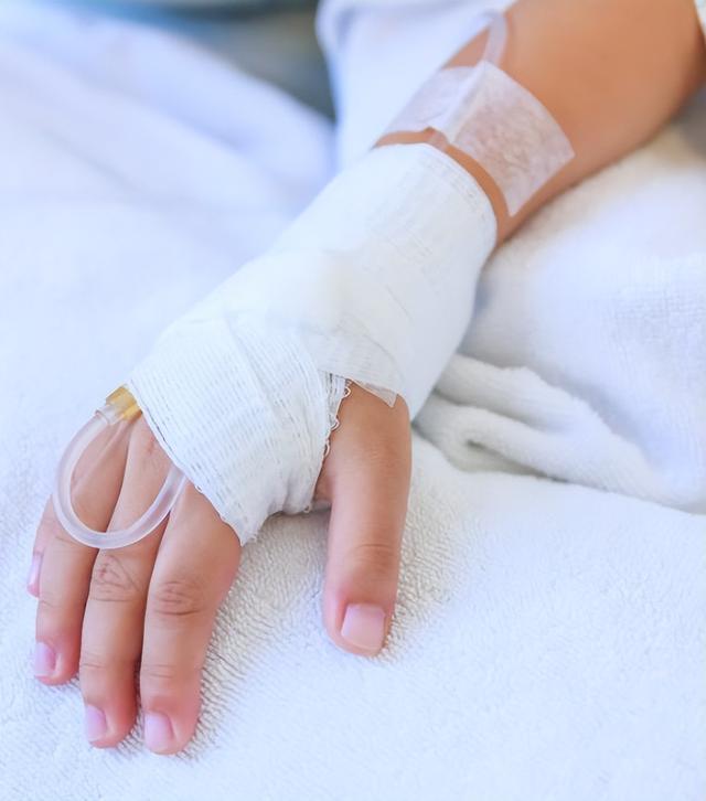 家长说要开会把发烧的孩子送到学校，老师联系家长来接反被拉黑