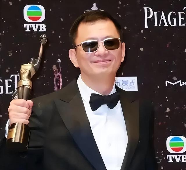 陪玩陪睡只是冰山一角，认干爹，舔手指，拜高踩低，实在荒唐！