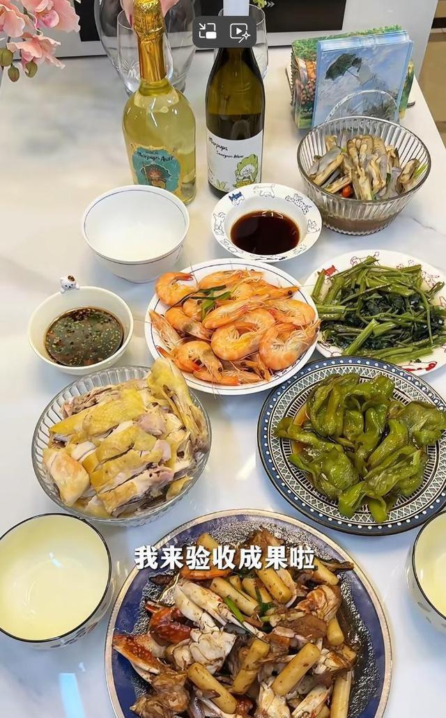 50岁陈紫函晒新家别墅，一家三口从北京搬到了杭州，请朋友来暖房
