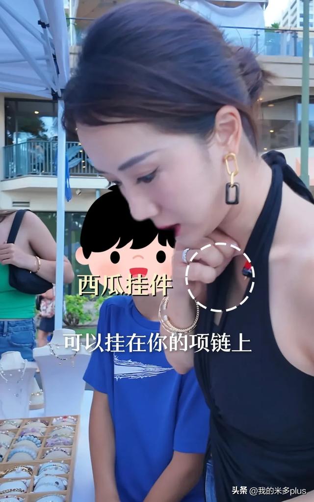 李念带3个孩子逛集市，小腹鼓起被疑怀四胎，13岁大女儿又瘦又高