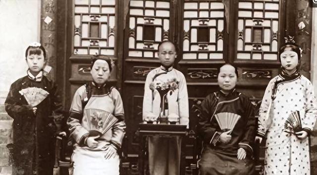 1906年，一位清朝女子自愿脱下衣服，让洋人拍下这组裸体照片