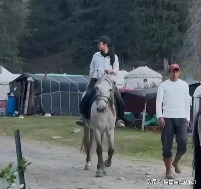 汤唯一家三口新疆同框，素颜照曝光不及路人，55岁金泰勇老了不少