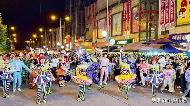 文旅消费再添“王炸”！内江商贸城星光夜市炫彩开街——