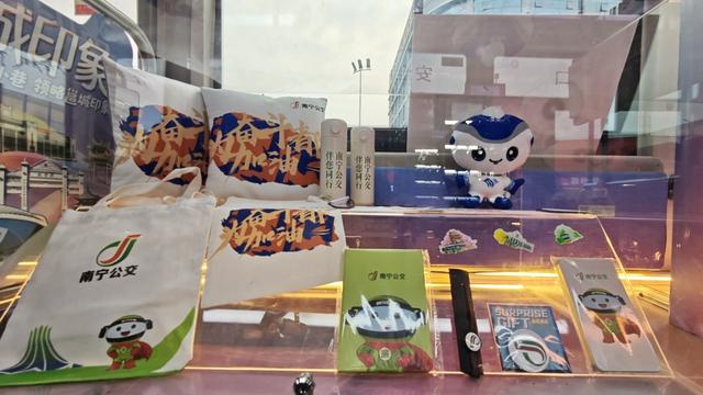 皮沙发+无线充+文创区！南宁这趟漫游公交也太夯了