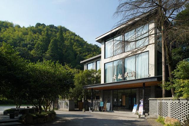 萧山区戴村镇尖山下村：溯溪玩水、吃烤全羊、星空露营……村民们的“旅游饭”越吃越香