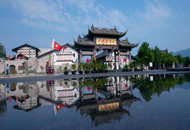 成都出发2.5h刹拢最绝红叶之城！秋色媲美九寨，一城吃够三省美食！更有山林温泉泡过瘾！