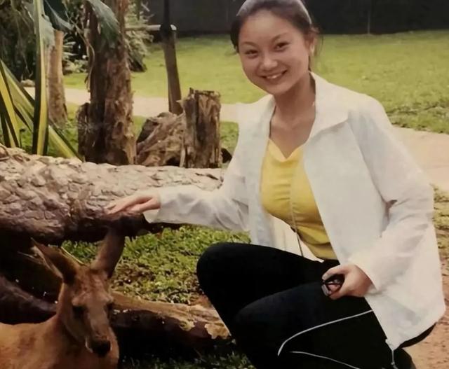 张艺谋和巩俐合影，张艺谋和陈婷合影，生理性喜欢显而易见