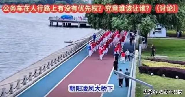 辽宁暴走团阻碍3辆救援车通行，警方回应，央媒：这不是素质问题
