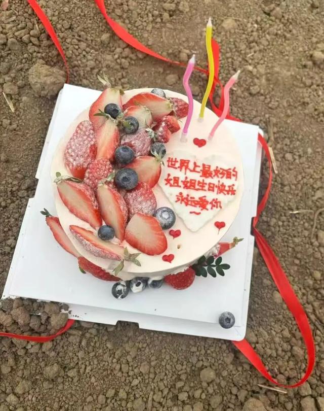 妻儿三人被杀案受害者金手镯被剪断，失窃48克金首饰在货车上被找到，丈夫称案发数月前曾借5000元给嫌犯