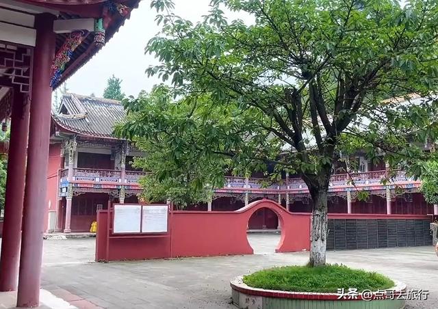 成都彭州被冷落的寺庙，殿宇壮观恢宏，位置堪称上乘，不要门票！
