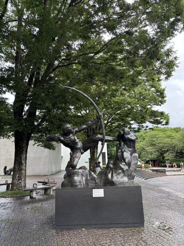 雨中游雕刻之森美术馆