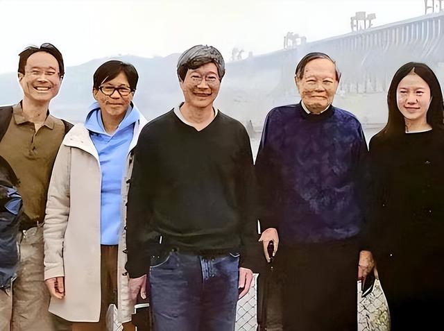 杨光宇赴八宝山送别父亲杨振宁！父亲走了，他仍会把翁帆当亲人