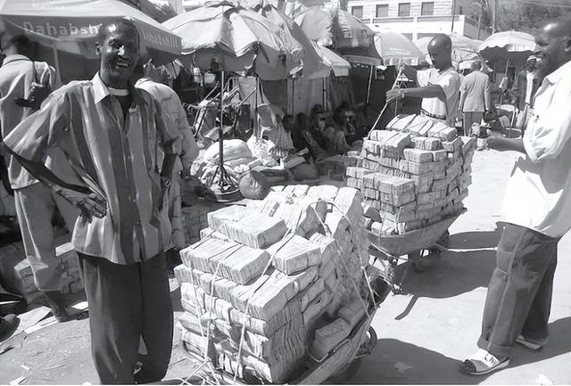 这个地方真奇葩！出门买菜带上百亿，一箱钱买不到一卷纸