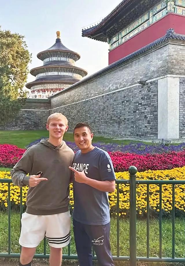 小勒布伦夺男单亚军后，并没有马上回法国，想不到是去了这里玩