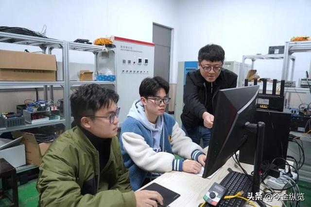 "爱你老己"刷屏背后：这届年轻人不躺平，只是换了种姿势温柔自救