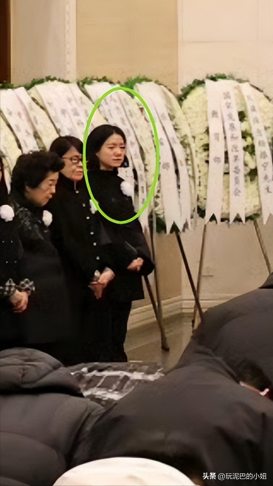 杨振宁追悼会现场！翁帆站首位神情悲伤，64岁老者曝杨老两个贡献