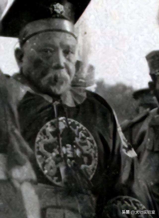 袁世凯的真实老照片：穿龙袍坐龙椅接受朝拜，姨太太确实漂亮！