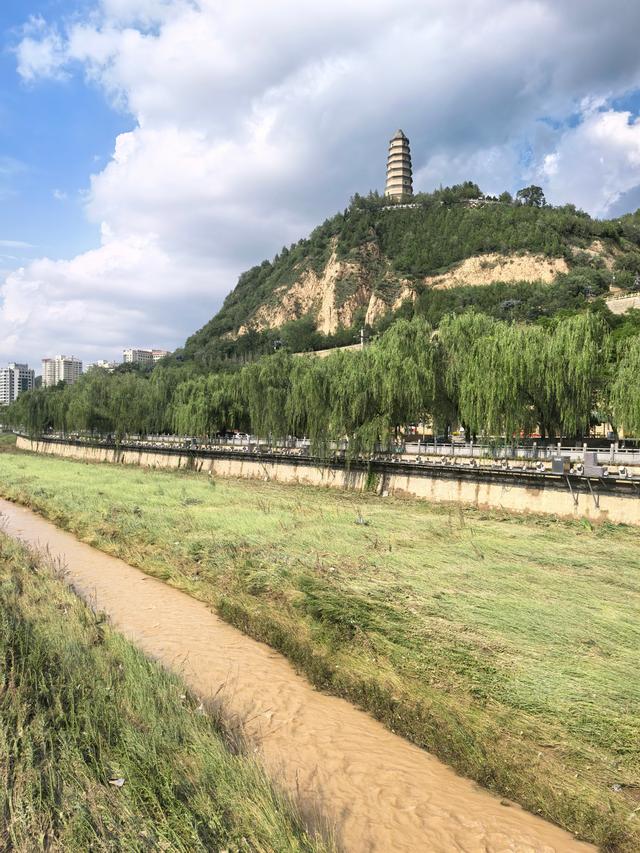不进景区也能看到宝塔山，还可以乘坐免费公交车去延安革命纪念馆