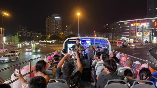 乐山城市双层旅游巴士首发，解锁新玩法