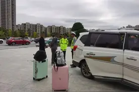 胆真大！非法运营还超载，他被十堰交警罚款200元记3分图片