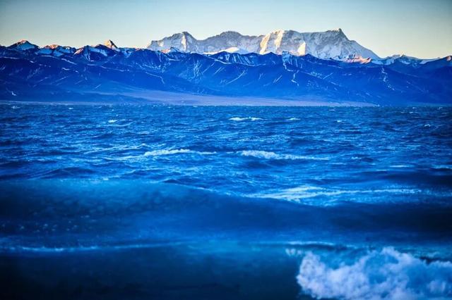 西藏天湖冬日变蓝宝石秘境，千里冰封宛如异星