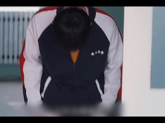 "搞笑剧情：裤子崩破男孩的尴尬冒险之旅"图片