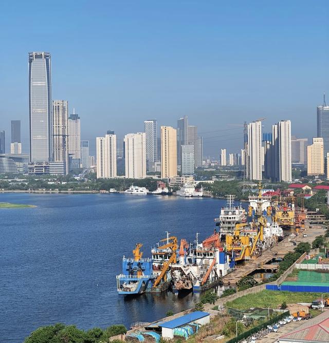 天津不仅有海河，还能看海，滨海新区的海景和海鲜不错