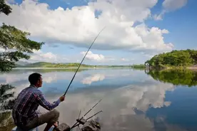 野钓用哪种鱼钩合适？老钓鱼人：准备这三种鱼钩，大鱼小鱼均可钓图片