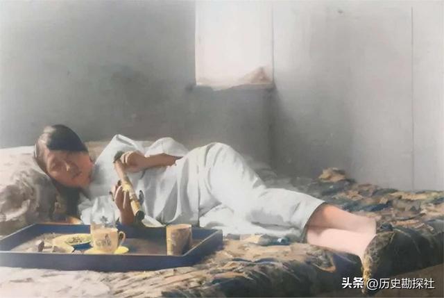 晚清老照片：女子躺洋人怀里抽大烟，男子带八位老婆逛街