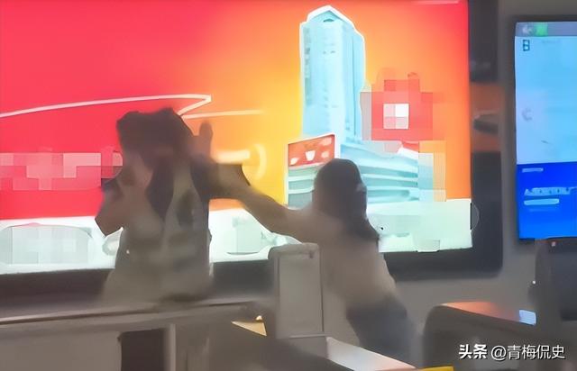 女子追打安检员后续：知情人透原因，女子正脸曝光太狰狞，已拘留