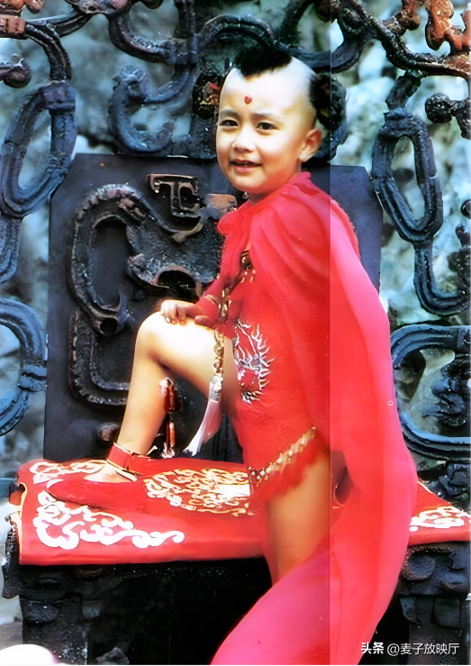 8岁光屁股火遍全国，现定居北京娶学霸为妻的他，是身价过亿高管