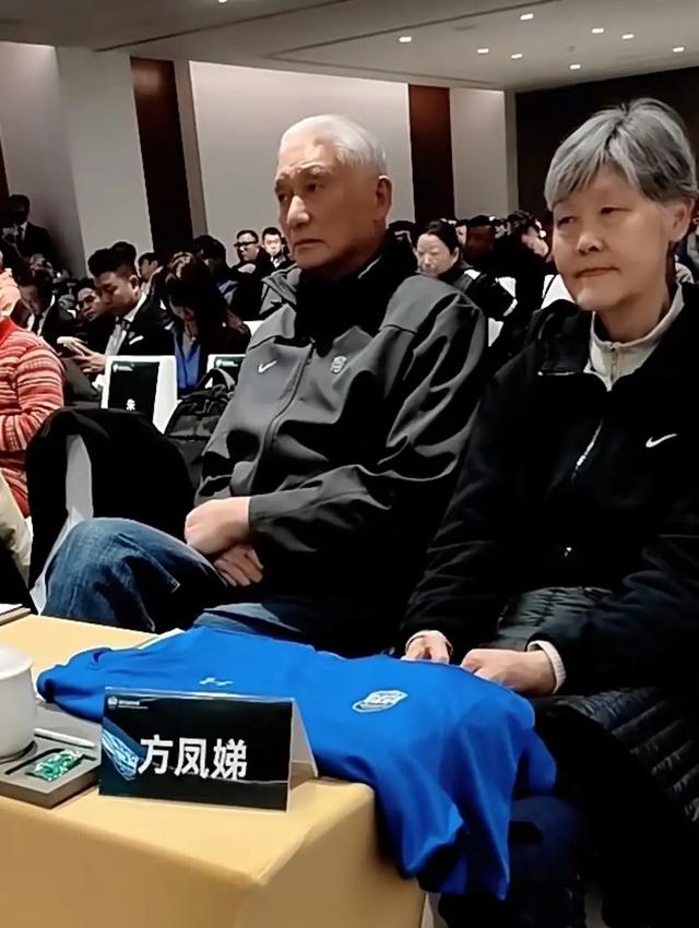 姚明一家游太湖，15岁女儿高又壮成爸爸翻版，老婆岳母都是细高个