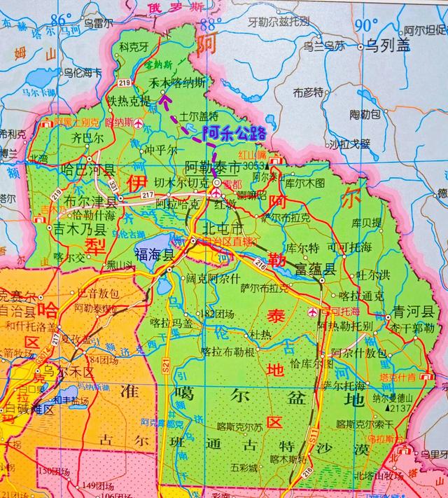 新疆阿禾公路从阿勒泰到禾木，沿途有观景台，自驾游人气高