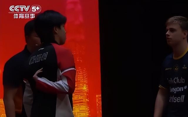 王楚钦戴背部护具落地北京！登上日本杂志封面 乒超总决赛出战存疑