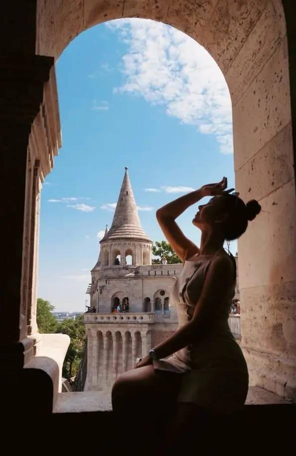 40岁李小萌北京逛街，开五六百万劳斯莱斯，王雷大连富二代不差钱