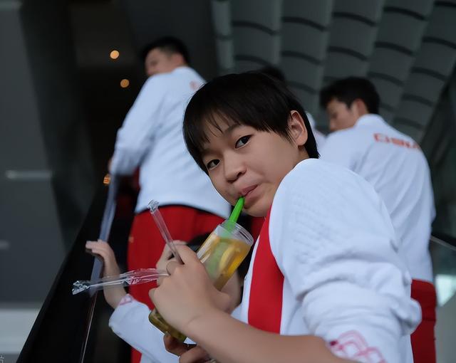 发胖退役风波不到一个月！被人民日报点名的全红婵，彻底打消舆论