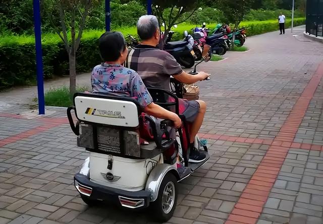 老年人终于笑了！超70岁骑电动车，只有2种不能骑，7种可以放心骑