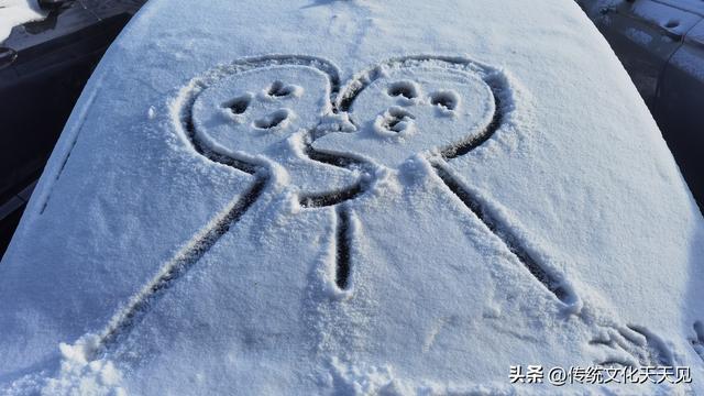 2025年北京冬天第一场雪后随手拍的小情小景，打动您了吗