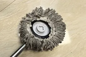 拖把不要只用水洗，教你一招，不管拖把多脏，洗完干净无异味图片